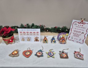 < 솔샘 성탄 행사 '무드등 만들기' >2025년 12월 크리스마스를 맞이하여 '무드등 만들기' 행사를 진행하오니, 많은 관심과 참여를 부탁드립니다. 1) 9가지 무드등 중에서 만들고 싶은 것 1개를 골라 사무실에 말해주세요!2) 원하는 색으로 알록달록~ 나만의 무드등을 완성해보아요!- 도서실에 만들기 재료(마카펜, 목공풀) 가 준비되어 있어요. 물론 집에서 만들어도 됩니다~3) 완성된 무드등을 사무실에 제출하면 작은 선물도 받을 수 있어요!-  제출된 작품은 일정 기간 센터에 전시 후 다시 돌려드립니다. 